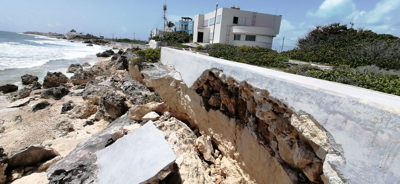 La fuerza del mar también rompió rocas y parte de lo que quedaba del andador que se había reconstruido en 2006