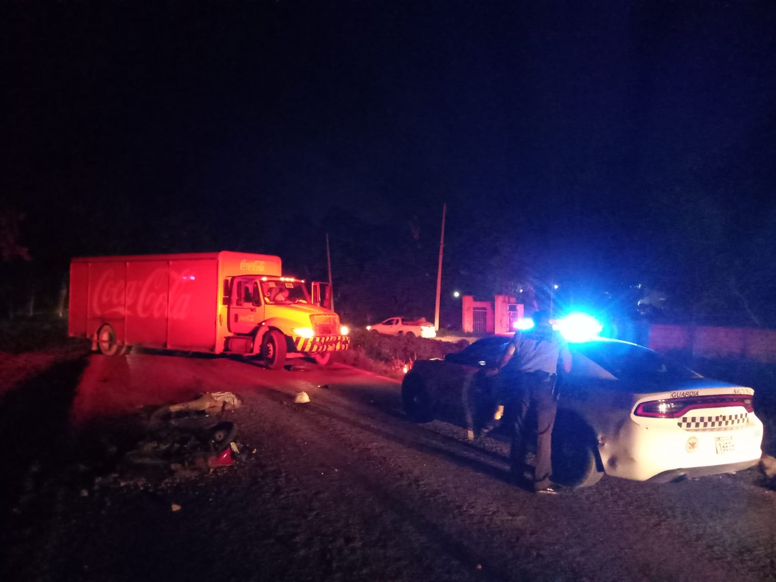 Tras el fuerte impacto, el hombre y la motocicleta comenzaron a incendiarse