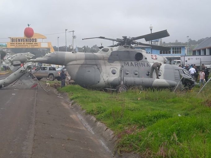 Reportan desplome de un helicóptero de la Marina en Agua Blanca, Hidalgo