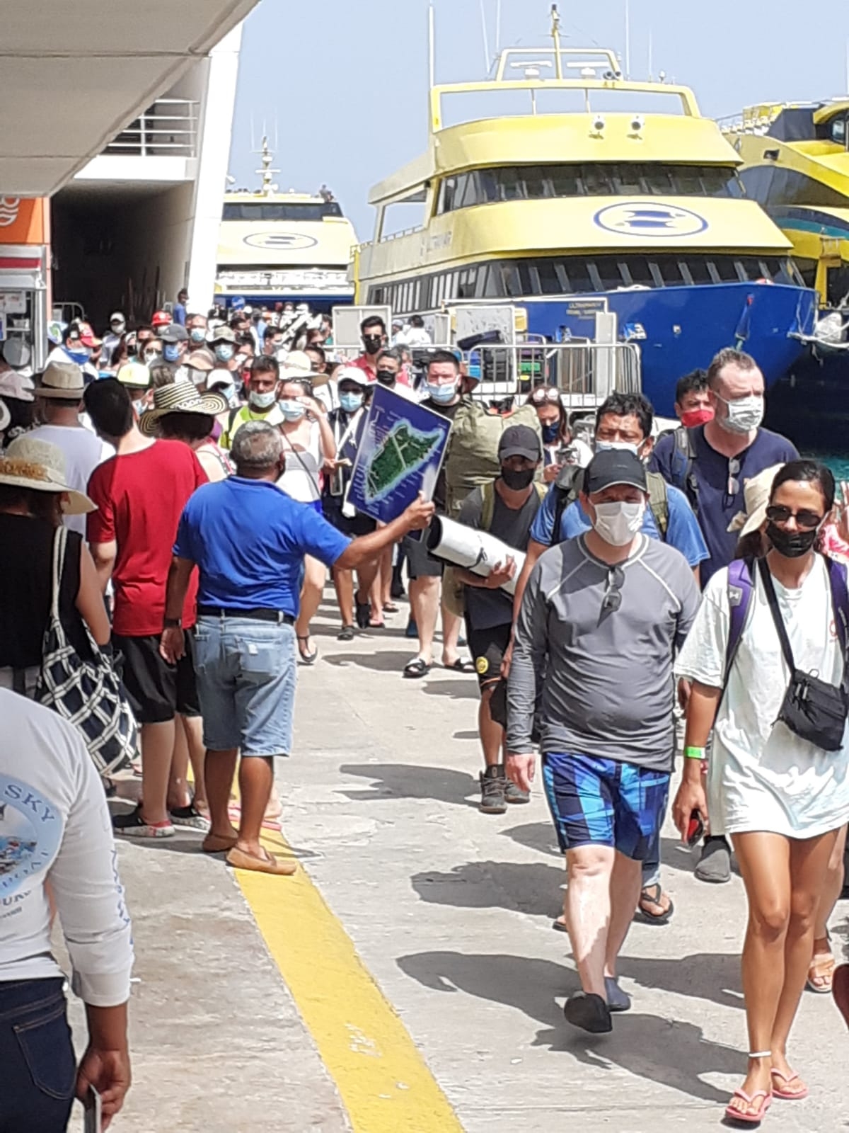 Más de 800 turistas nacionales abarrotan la Terminal Marítima de San Miguel de Cozumel