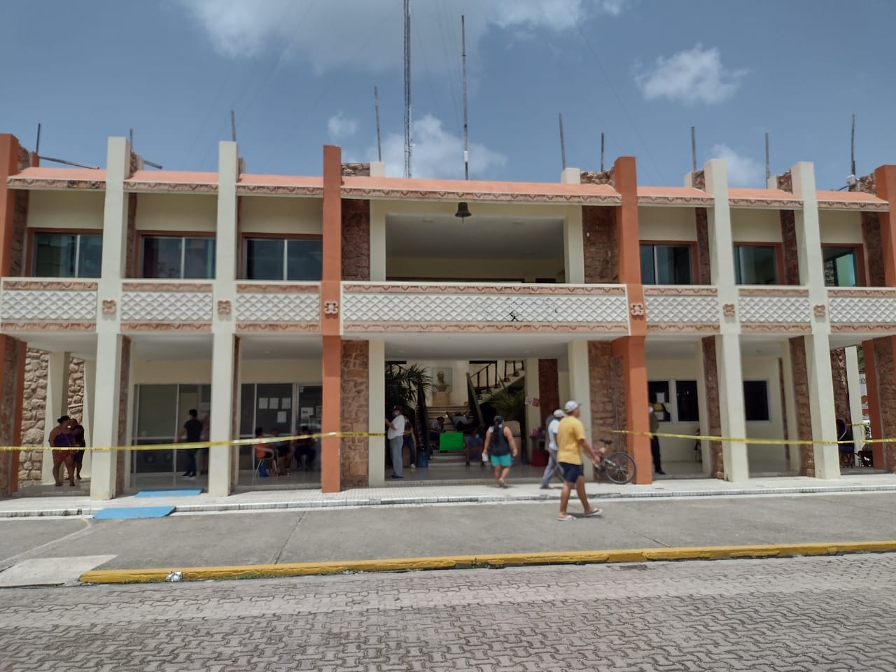 Trabajadores del Ayuntamiento de Felipe Carrillo Puerto llevan 72 horas de huelga