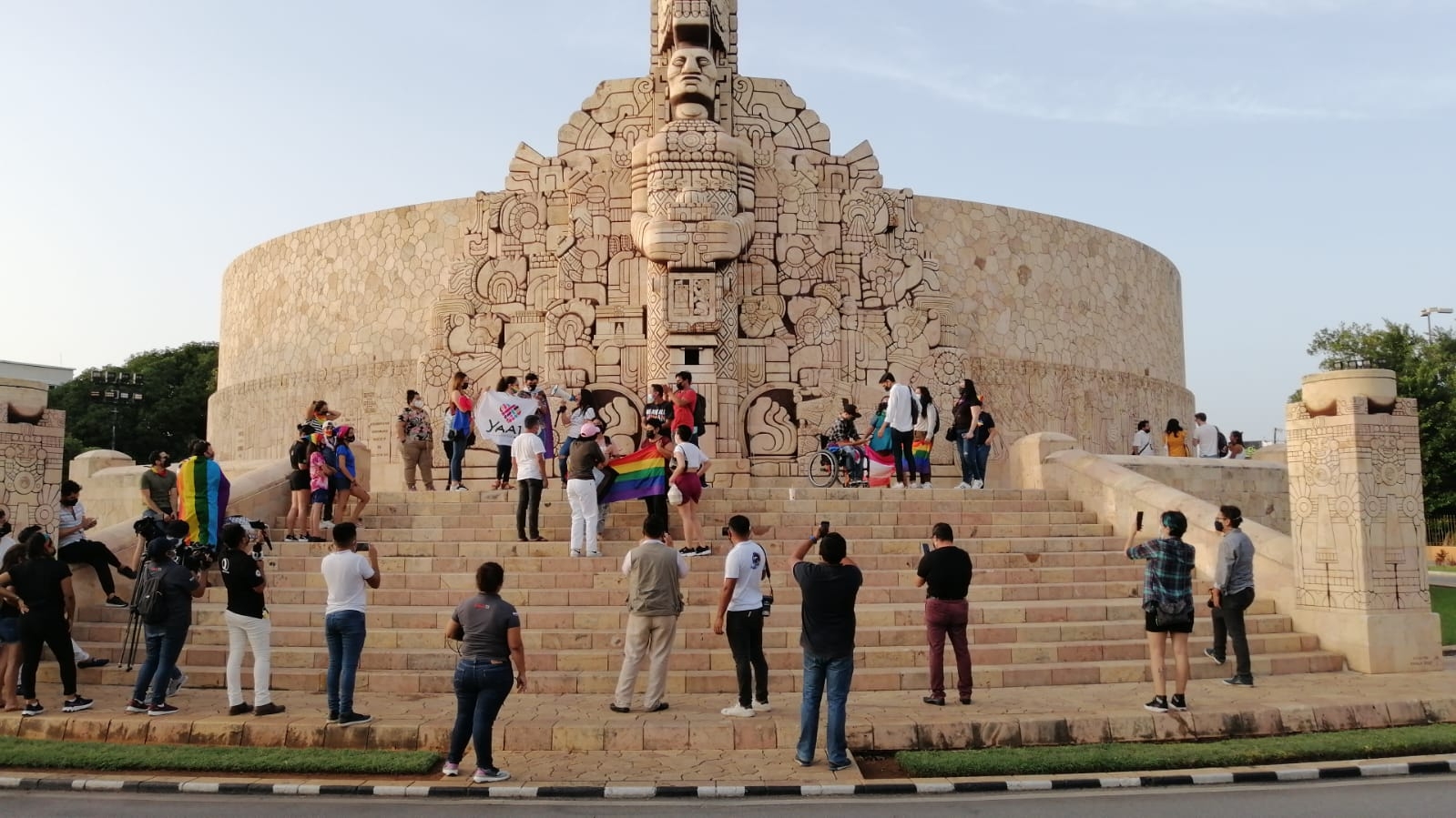 Comunitad LGBT+ celebra desde el Monumento a la Paz el matrimonio igualitario en Yucatán: EN VIVO