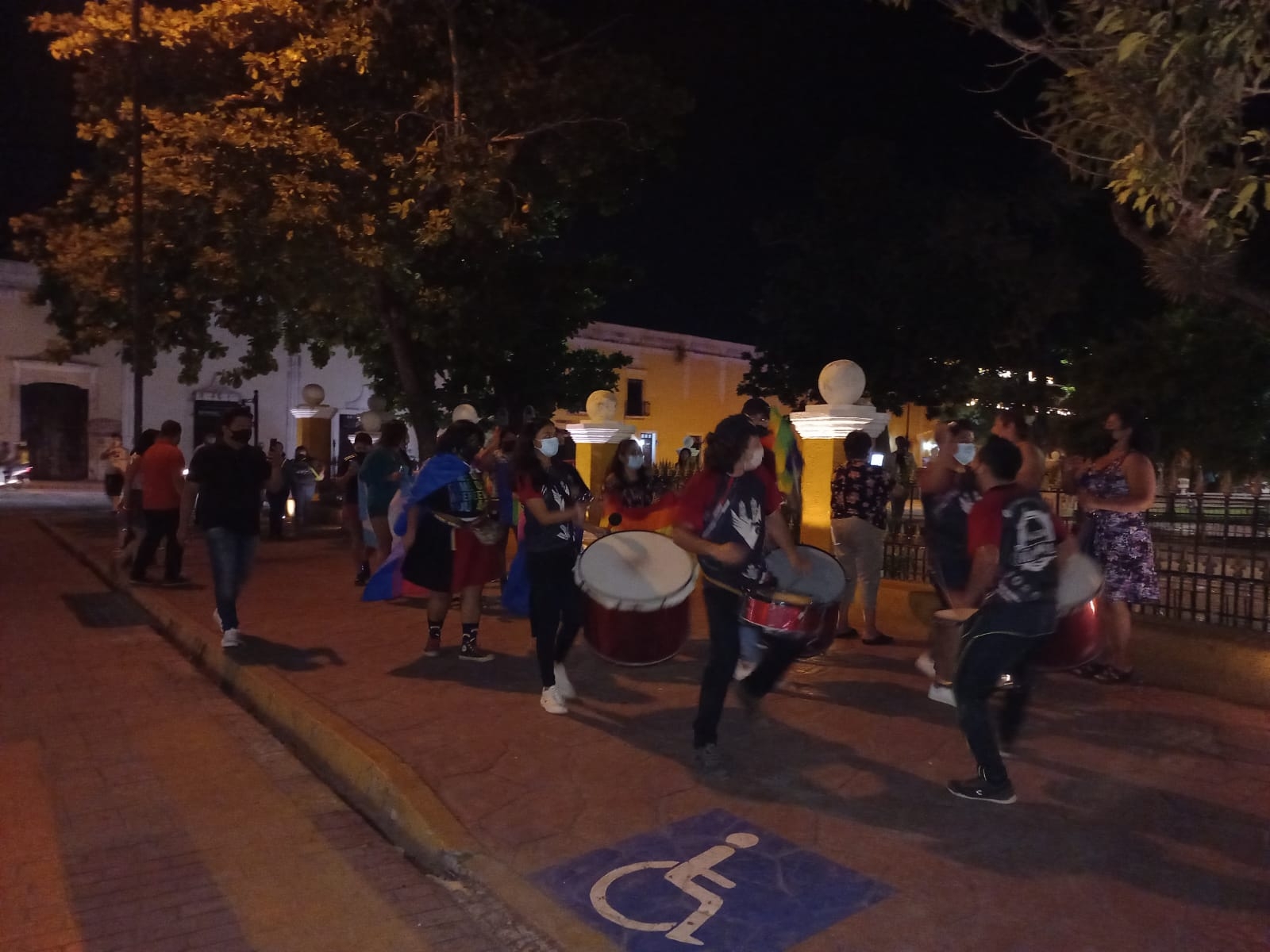 Comunidad LGBT+ celebra con batucadas tras cuatro años de lucha en en centro de Valladolid