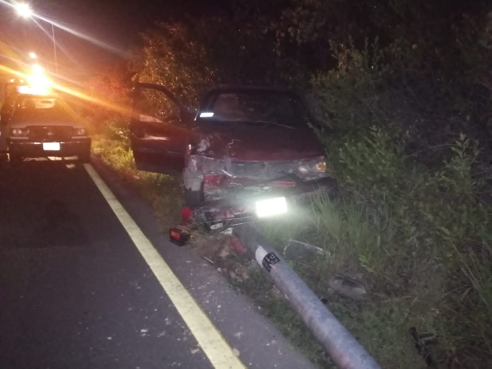 Conductor queda lesionado tras chocar contra luminaria  en carretera Mérida-Progreso