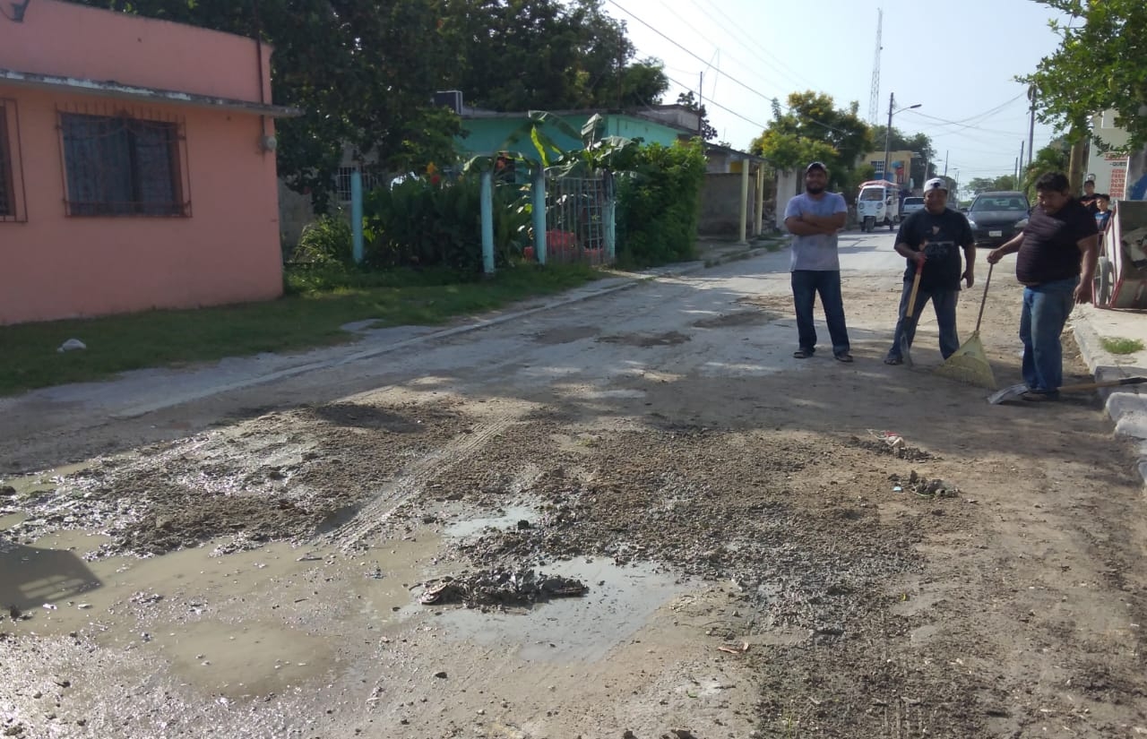 Vecinos bachean calle por constantes fugas de un acueducto en Sabancuy, Campeche