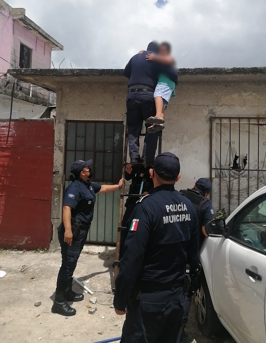 Policías rescatan a niño con síndrome de Down atrapado en el techo de una casa en Cancún