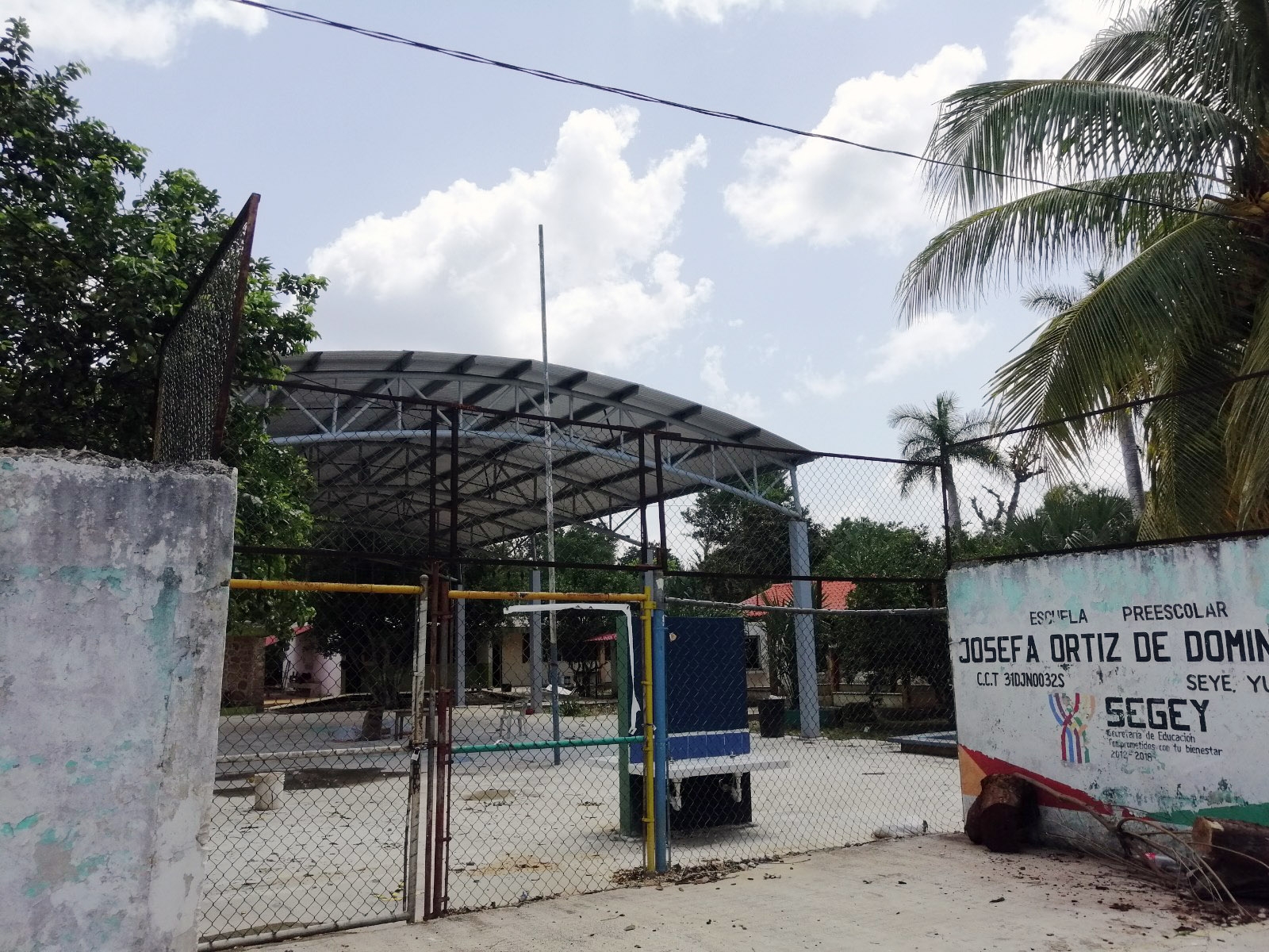 Algunas escuelas optaron por instalar lavabos en las entradas de los colegios