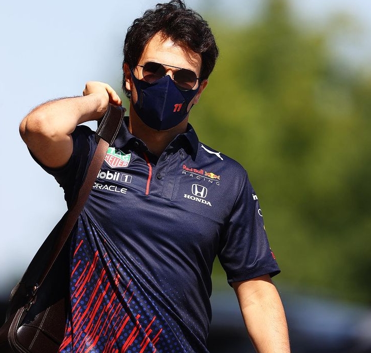 Se hizo oficial que el piloto mexicano Sergio 'Checo' Pérez seguirá en la escudería Red Bull Racing para la temporada 2022