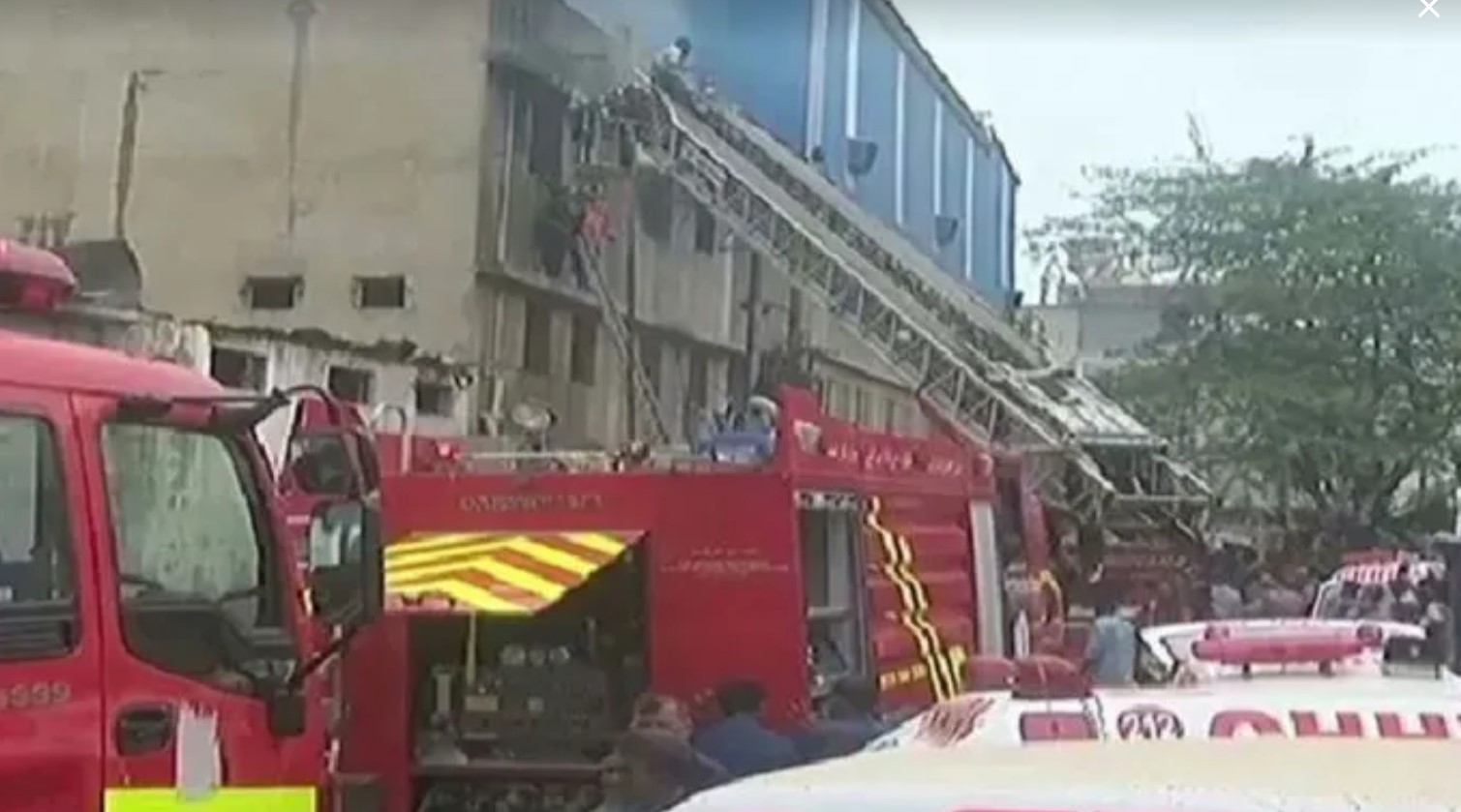 Incendio en una fábrica de Pakistán deja 16 muertos: VIDEO