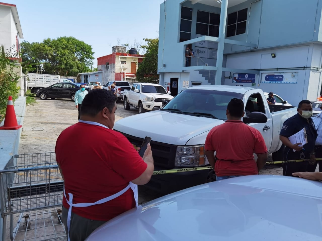 Sin importar nada compañero de trabajo y familiares del joven lo cargaron y subieron a la paila de una camioneta