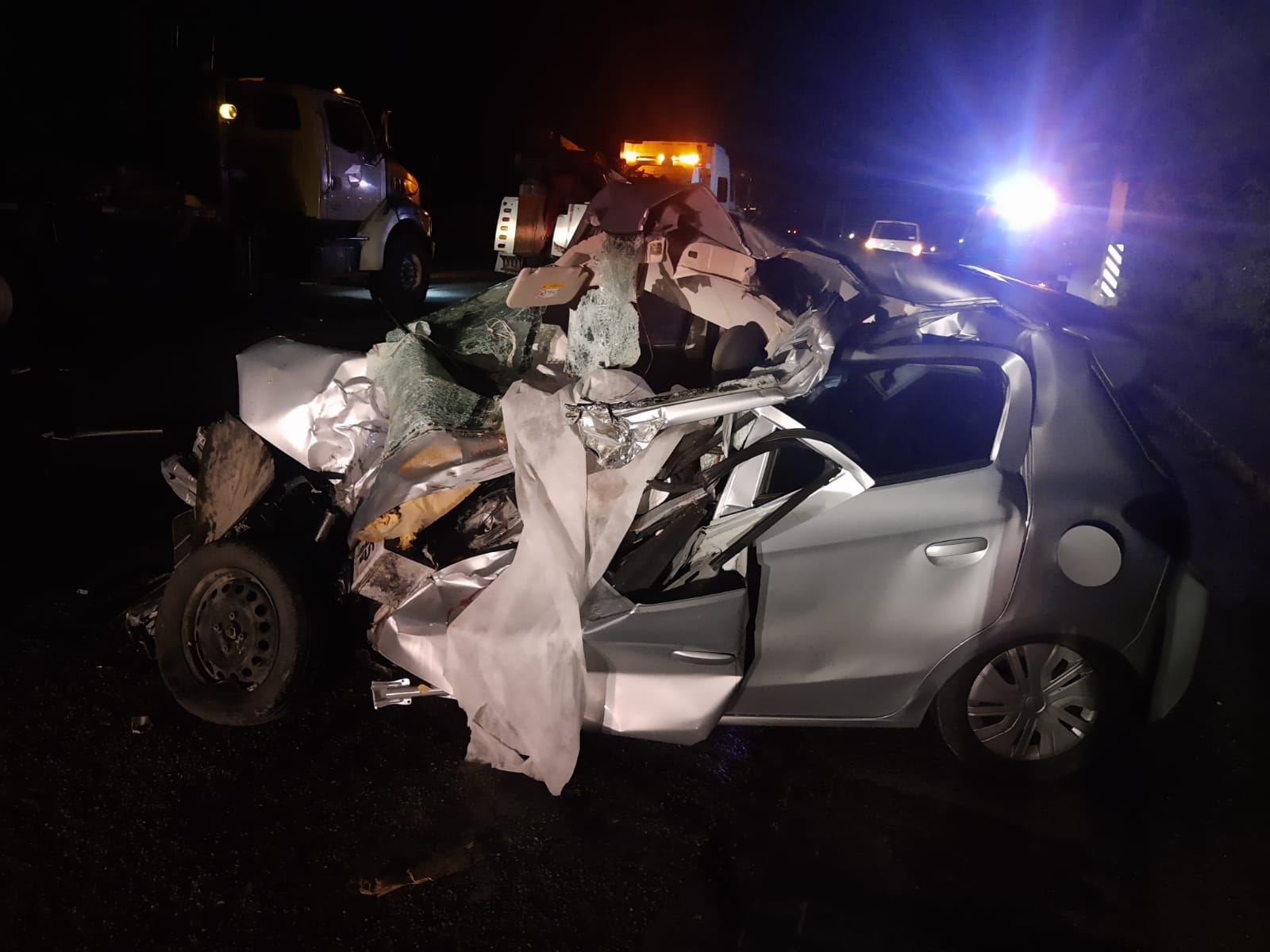 El automóvil quedó destrozado luego de estrellarse contra una grúa en la vía federal Cancún-Playa del Carmen