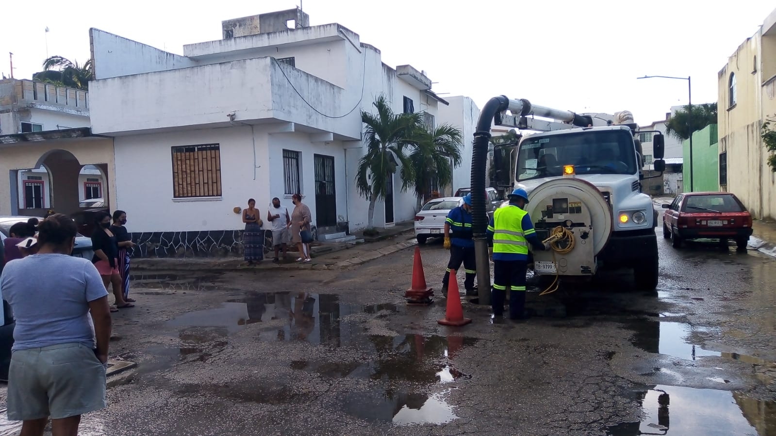Vecinos de Playa del Carmen exigen a Aguakan arreglar drenaje por desborde de aguas negras
