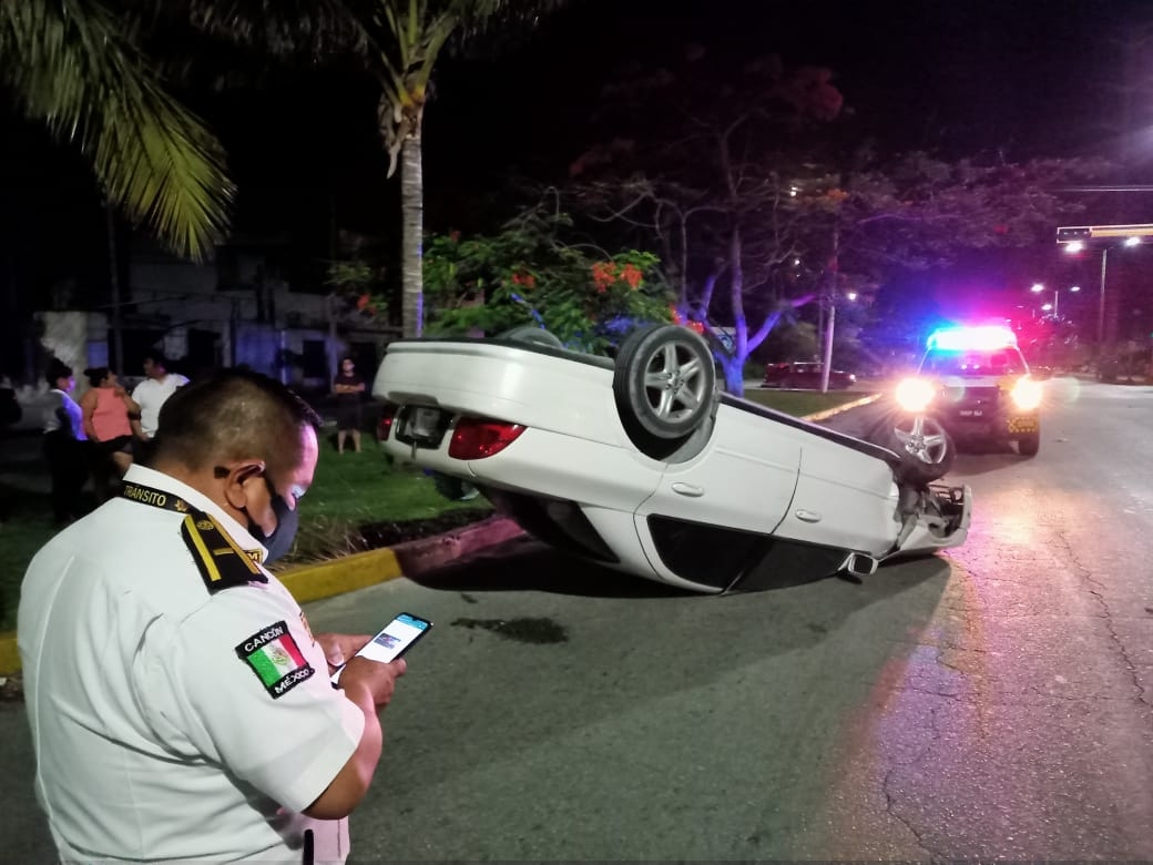 Según el conductor una falla mecánica lo hizo perder el control y golpear la guarnición del camellón que divide los carriles