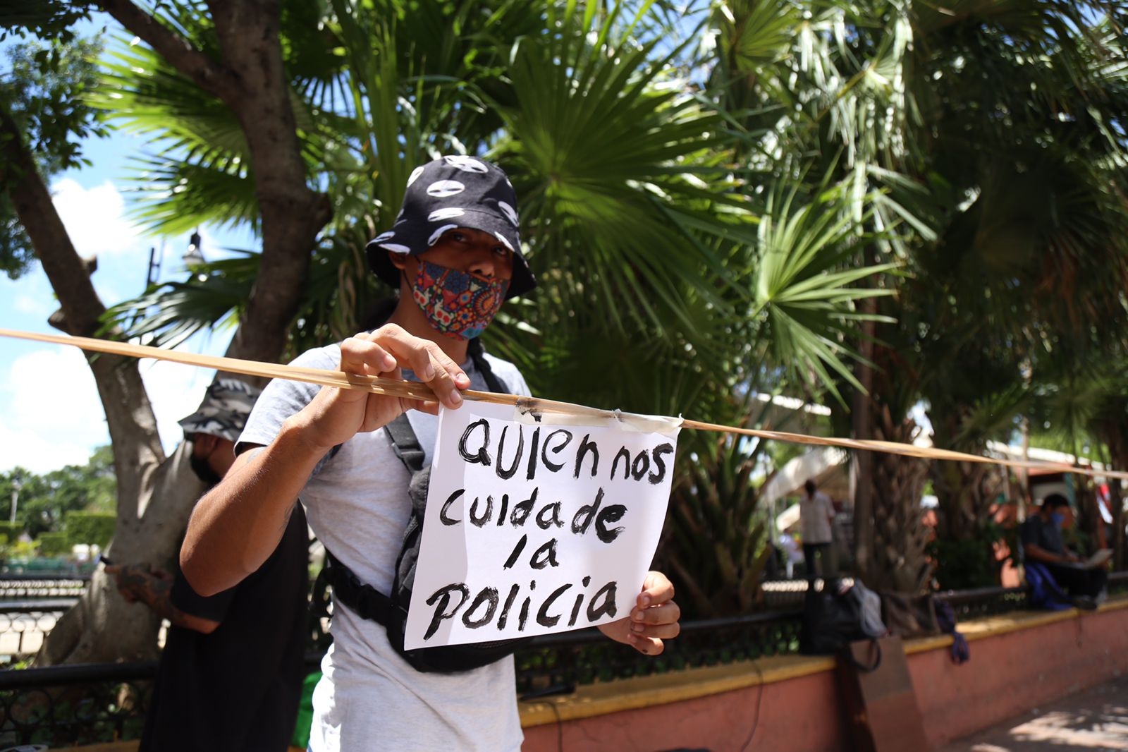 Jóvenes se manifiestan contra el abuso policiaco en el Centro de Mérida