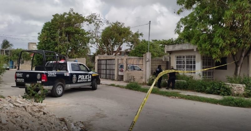 Asesinan a un hombre y lo cuelgan de un árbol en la SM 237 de Cancún