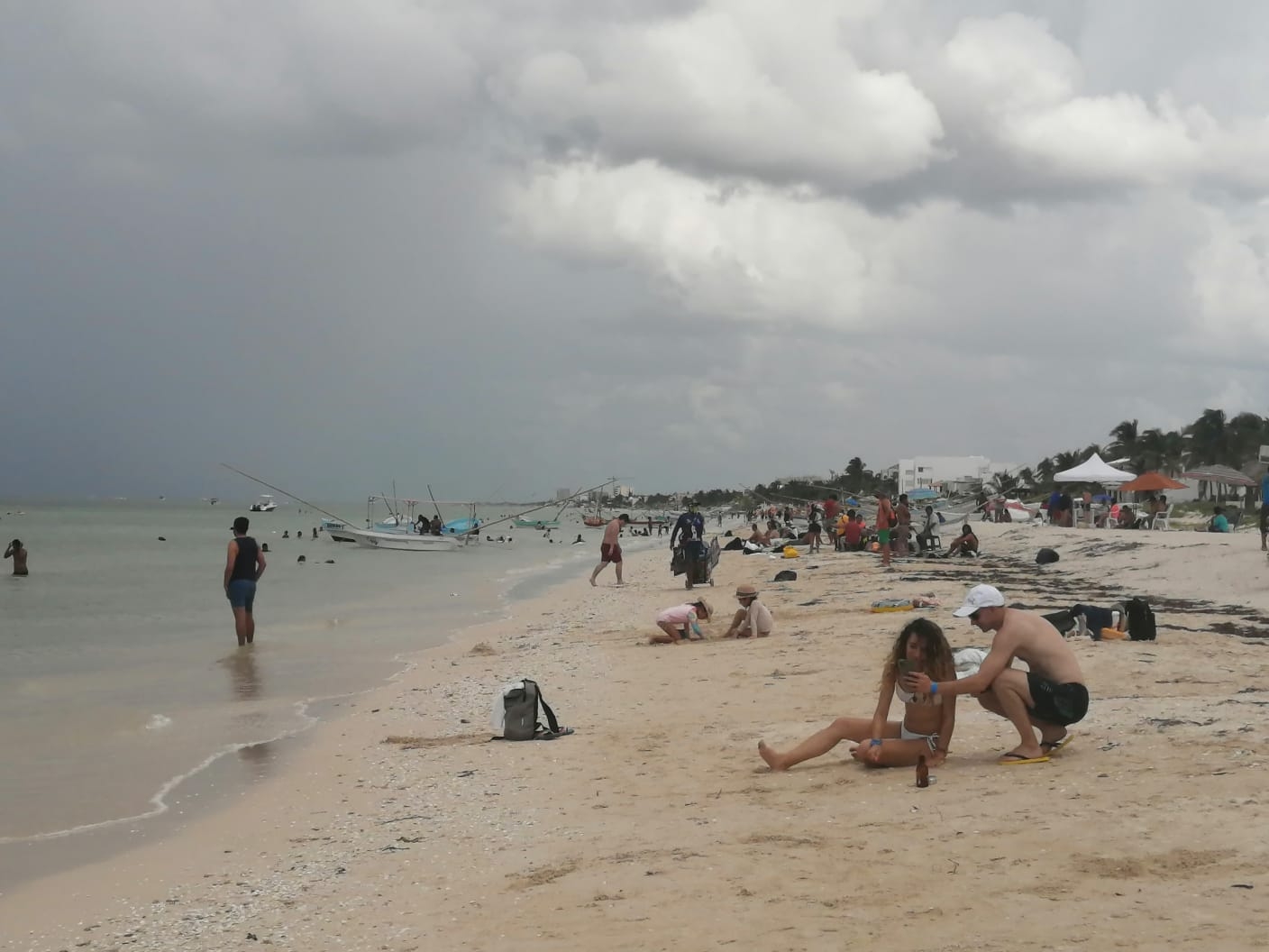 Bañistas 'invaden' las playas de Progreso en el último día de vacaciones