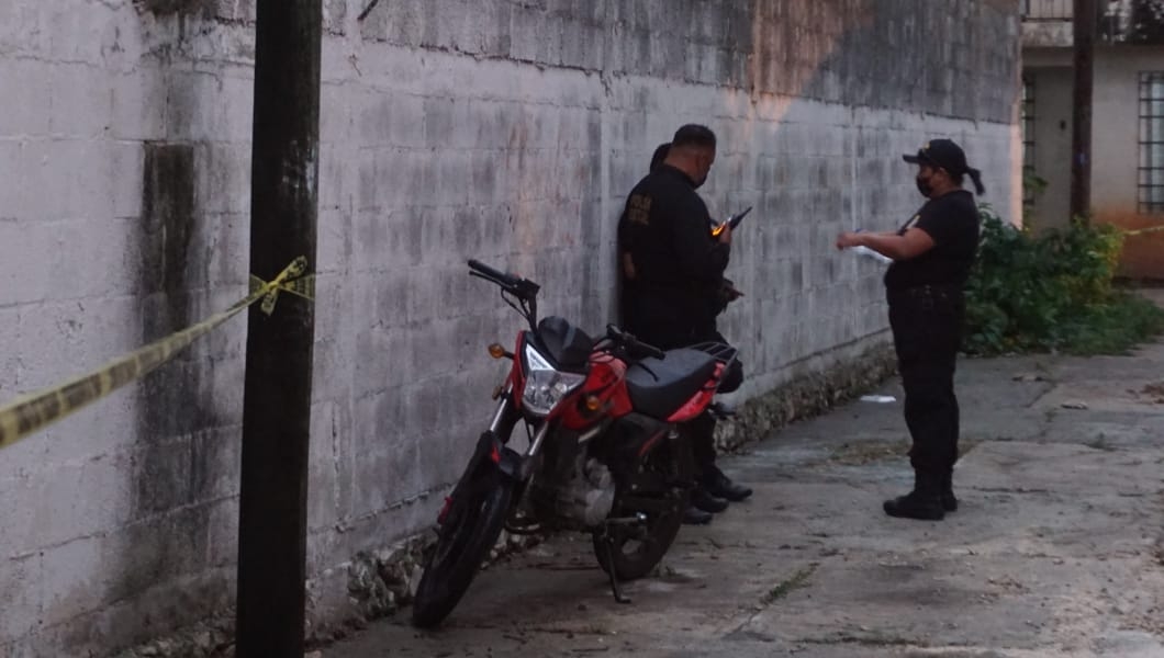 Abandonan motocicleta con impactos de bala en la colonia María Lavalle en Campeche