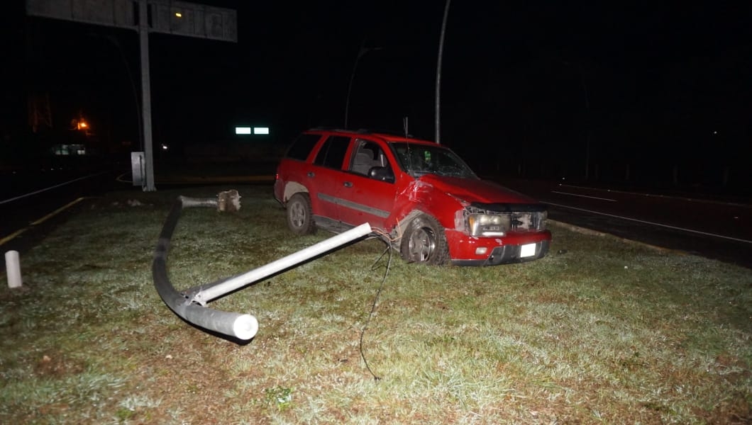 Camioneta choca contra un poste de alumbrado público en carretera Campeche-Mérida