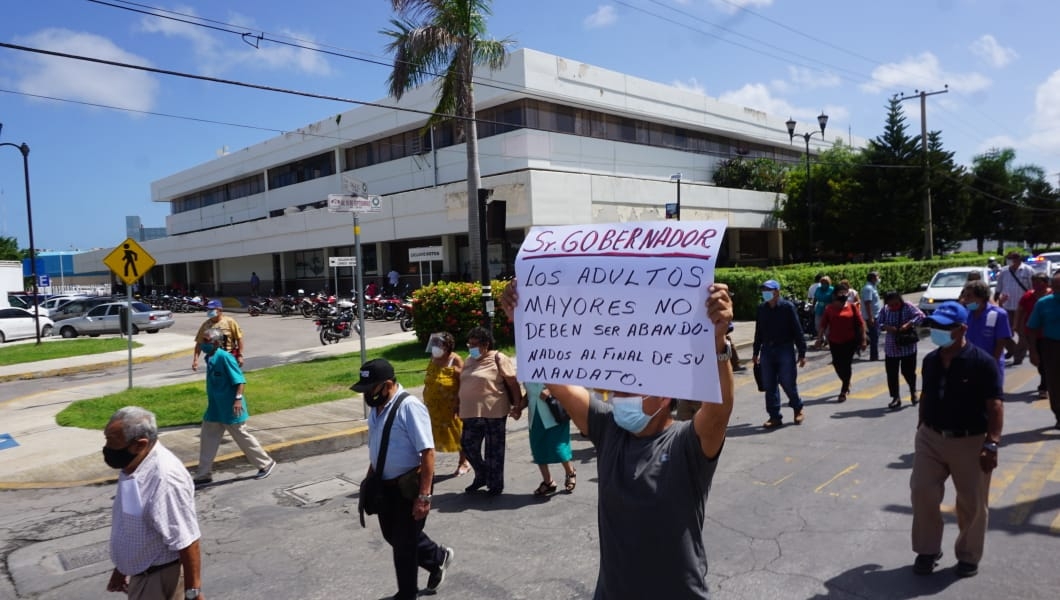 Con pancartas, los jubilados del ISSSTE protestaron por falta de apoyo