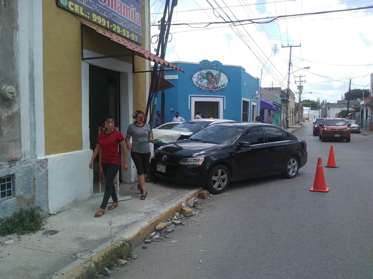 Se vuela el alto y se impactan en una vidriería de Mérida, Yucatán