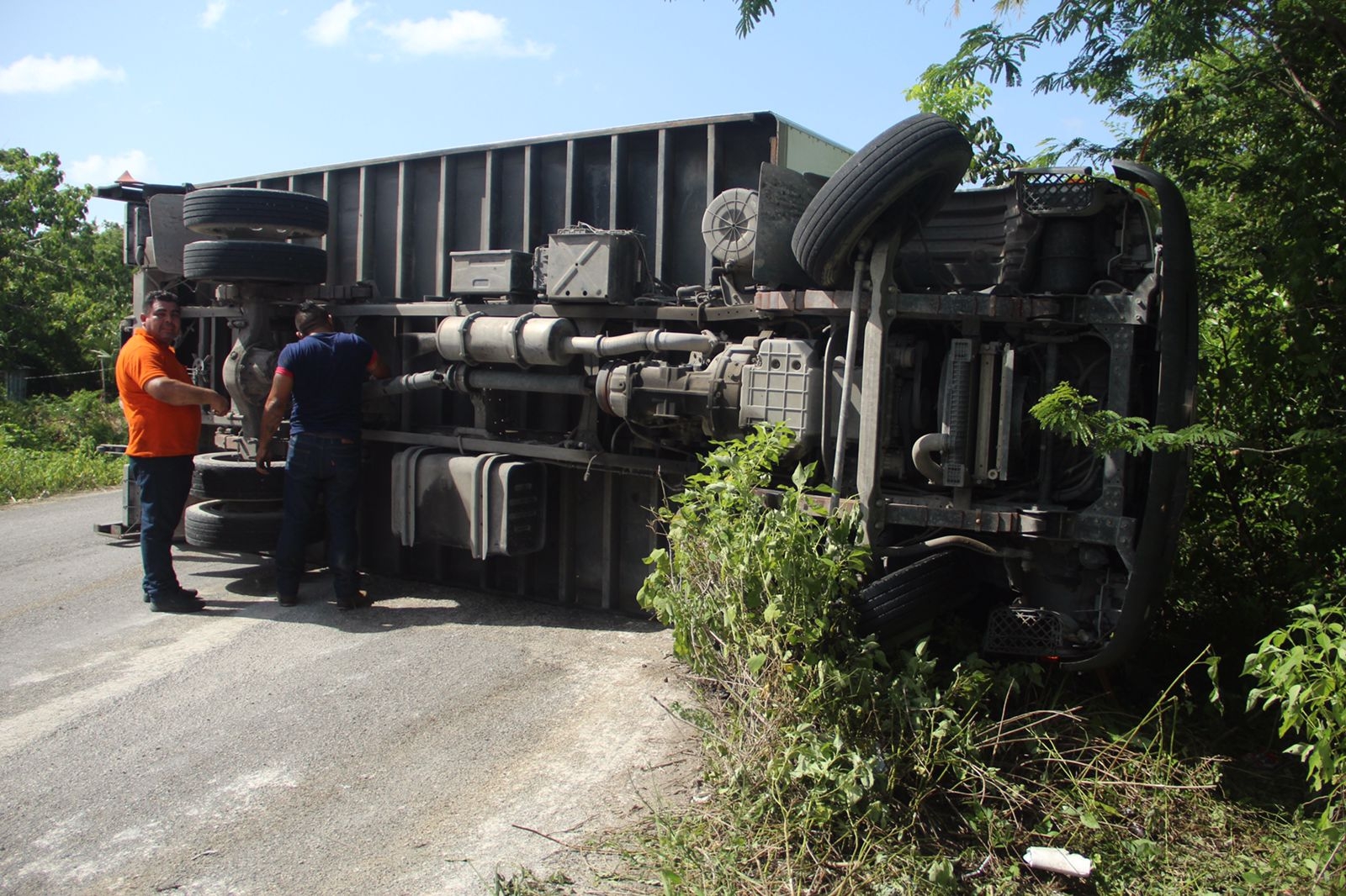 Camión vuelca sobre la carretera en la colonia Tres Reyes de Cancún