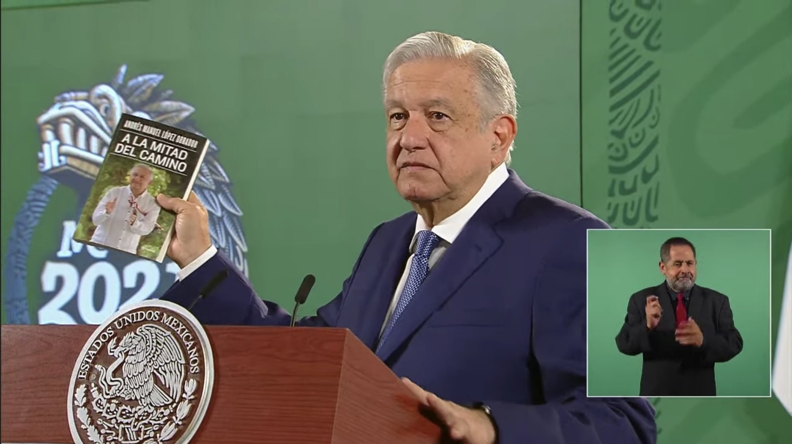 AMLO recomienda nuevo libro a sus adversarios