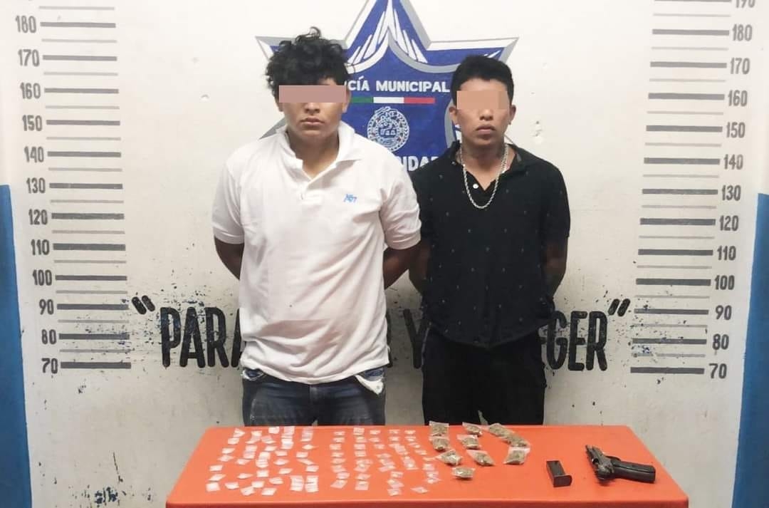 Detienen a dos hombres por narcomenudeo y posesión de armas en Playa del Carmen