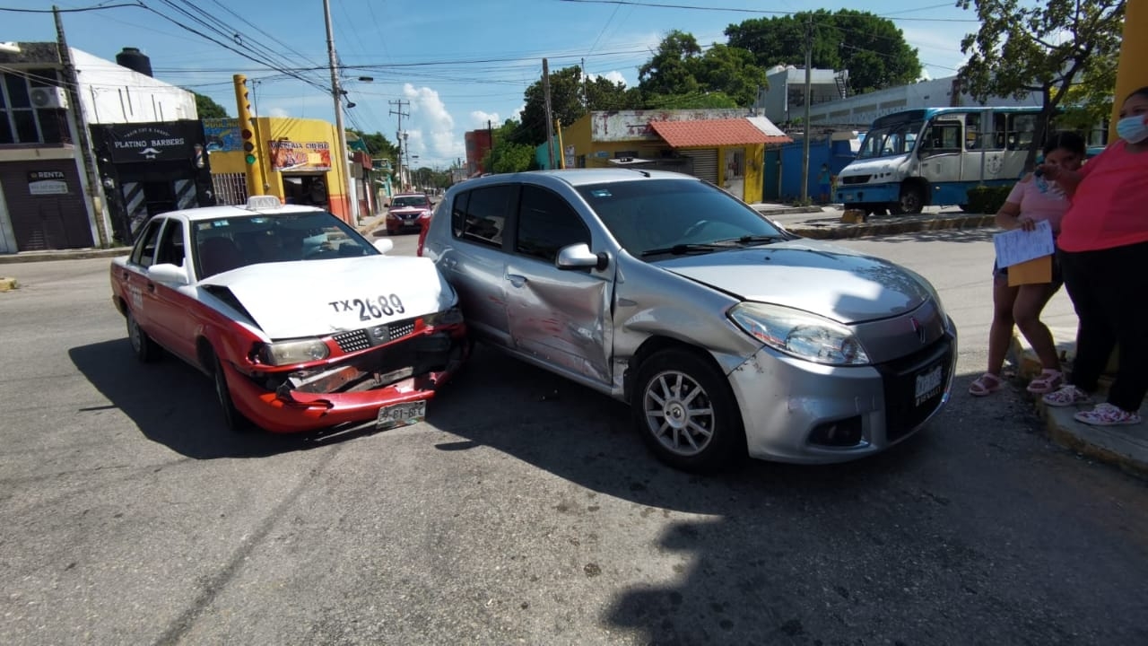 Tras pasarse el semáforo en rojo, el conductor del taxi huyó del lugar dejándo su vehículo a las autoridades