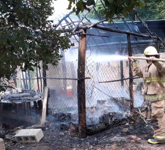 Incendio provocado por una chispa consume una casa en José María Morelos