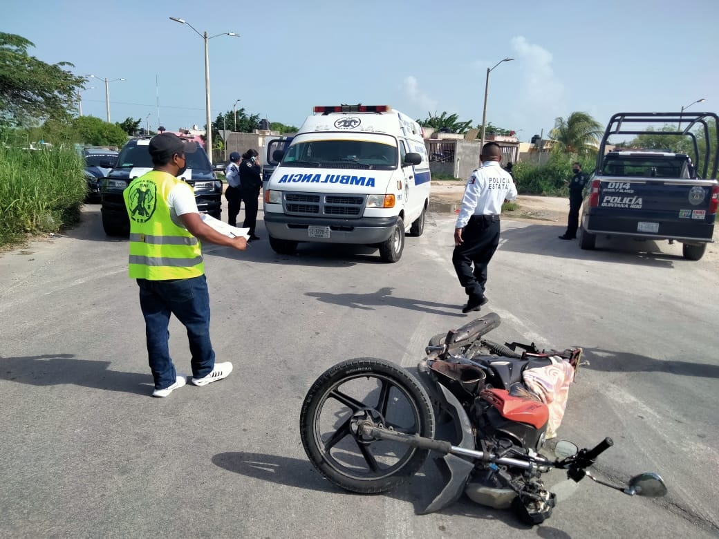 Motociclista derrapa y choca contra una camioneta en la colonia Flamingos en Chetumal