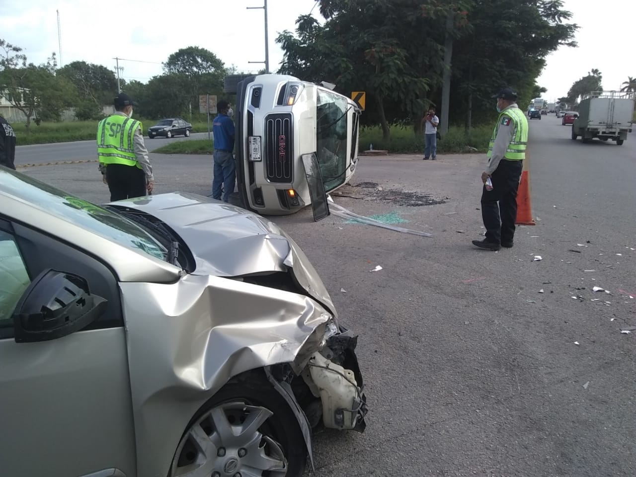 Camioneta vuelca tras invadir un carril en el Periférico de Mérida