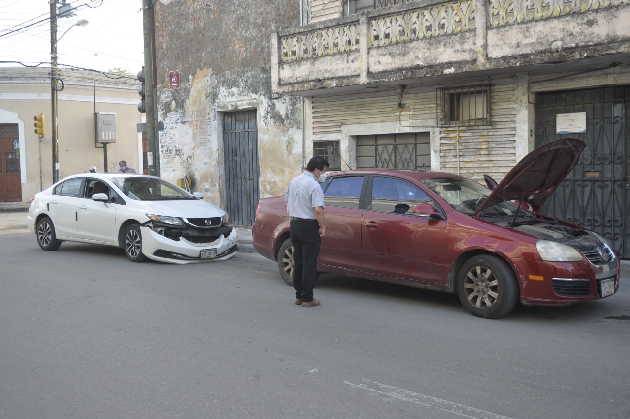 Conductores chocan en el Centro de Mérida; aseguran tener luz verde del semáforo