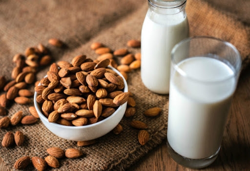 Tomar un vaso todos los días de leche de almendras ayuda a estimular los procesos digestivos e intestinales