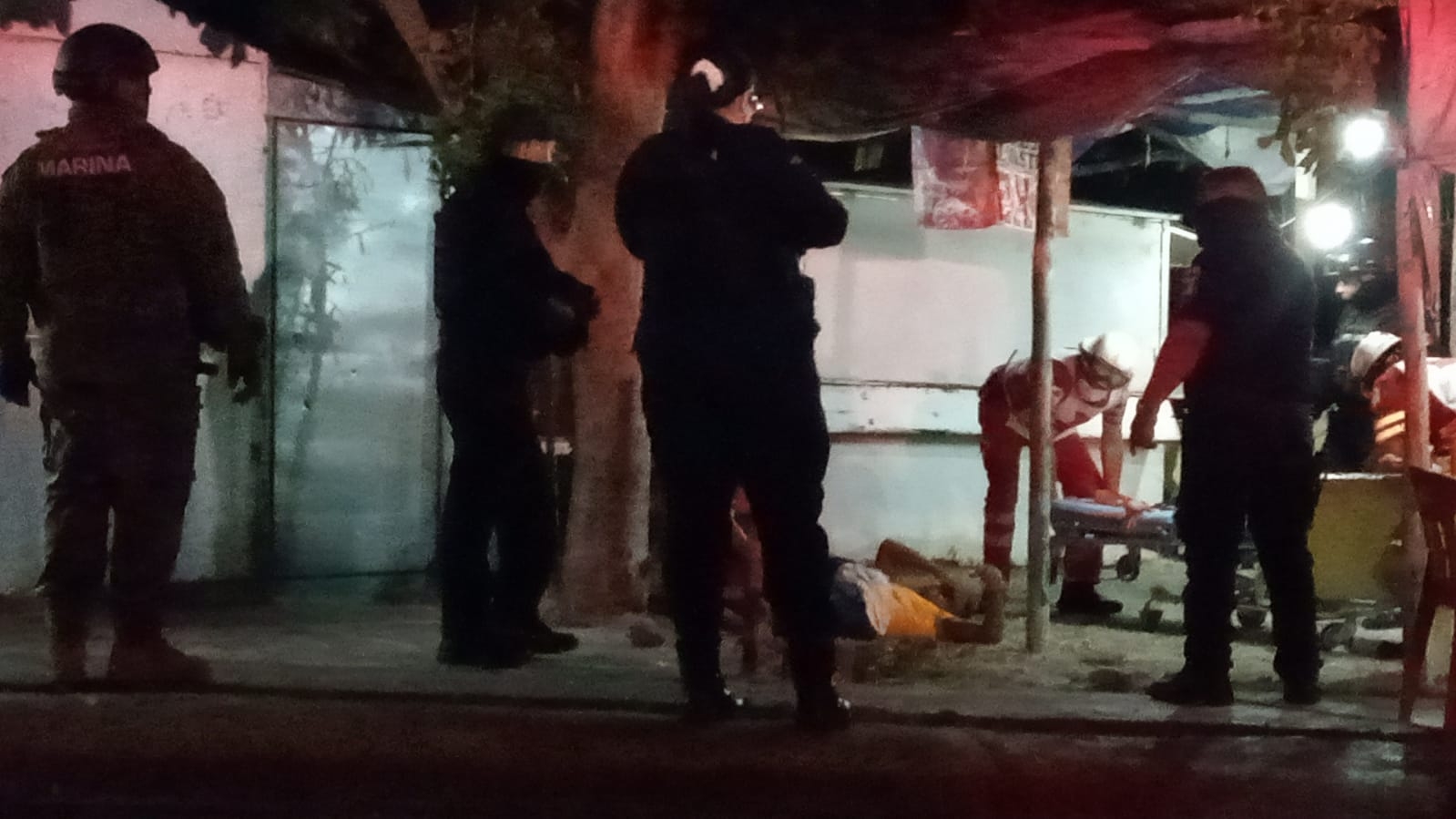 Atacan a balazos a un hombre que cenaba tacos en puesto callejero en la Región 259 de Cancún