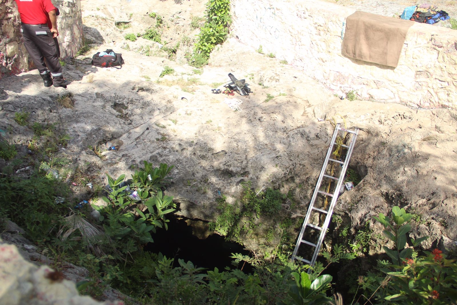 Rescate de un masculino en el cenote de la Región 225 en Cancún