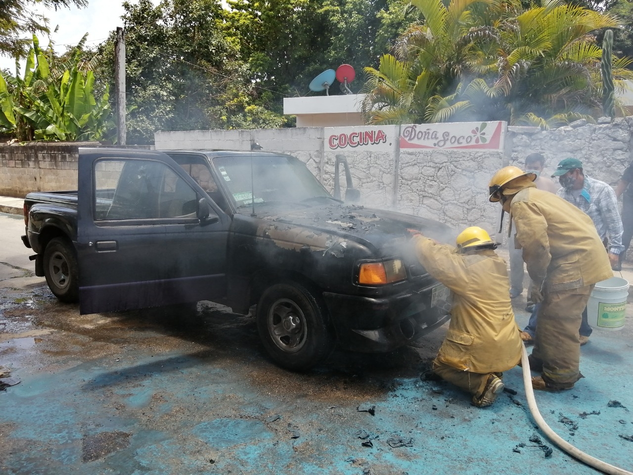 Incendio de camioneta moviliza policías y bomberos en Tizimín, Yucatán