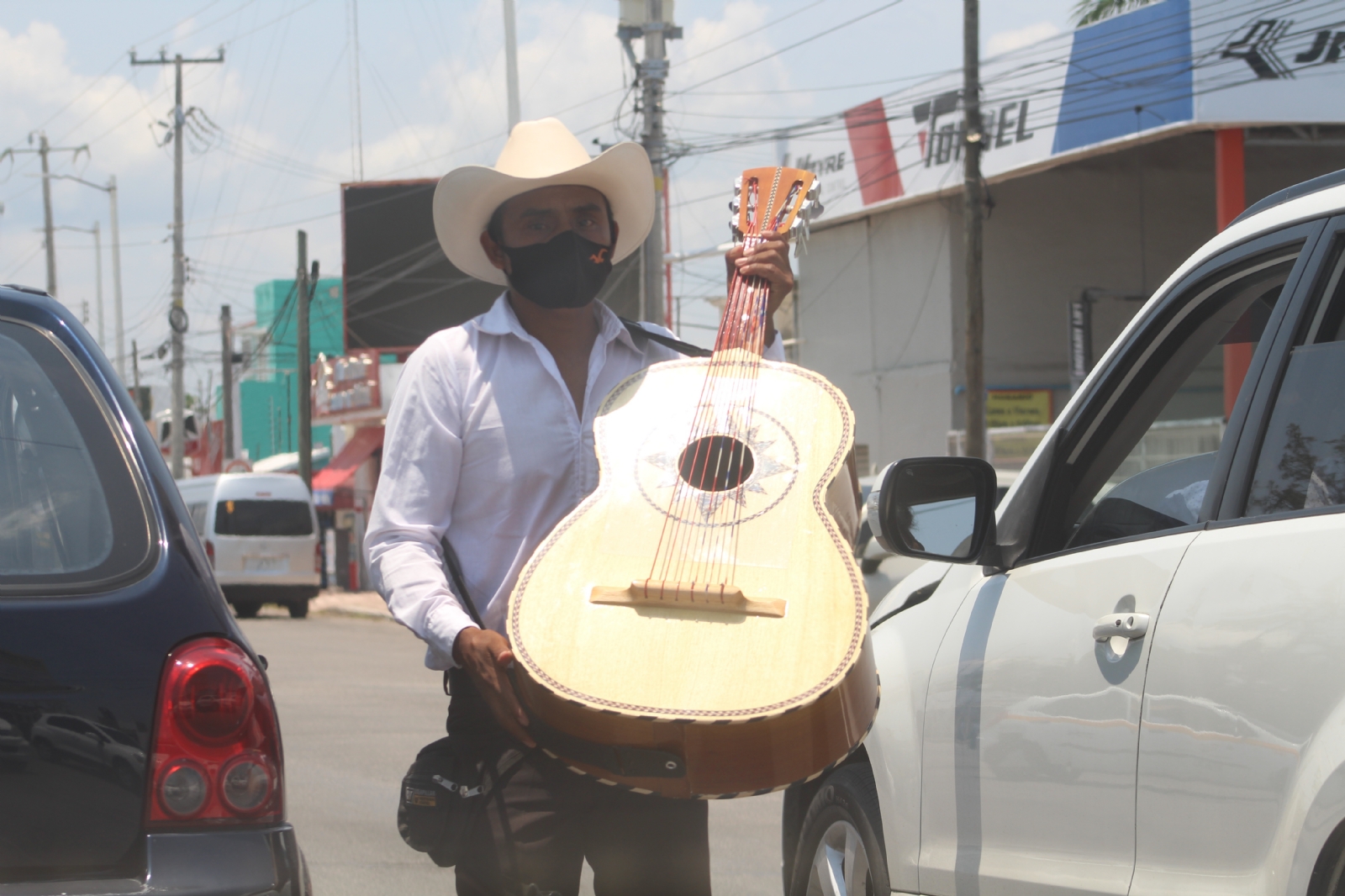 'El Chico del Barrio', músico que canta en las calles de Chetumal a causa del COVID-19