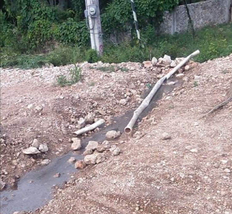 Los trabajos de reparación de la calle dañaron la tubería que suministra agua a la comunidad de Señor