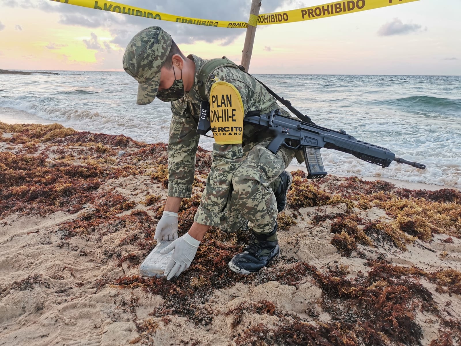 Militares aseguran paquetes de cocaína hallados en la playa de Cozumel