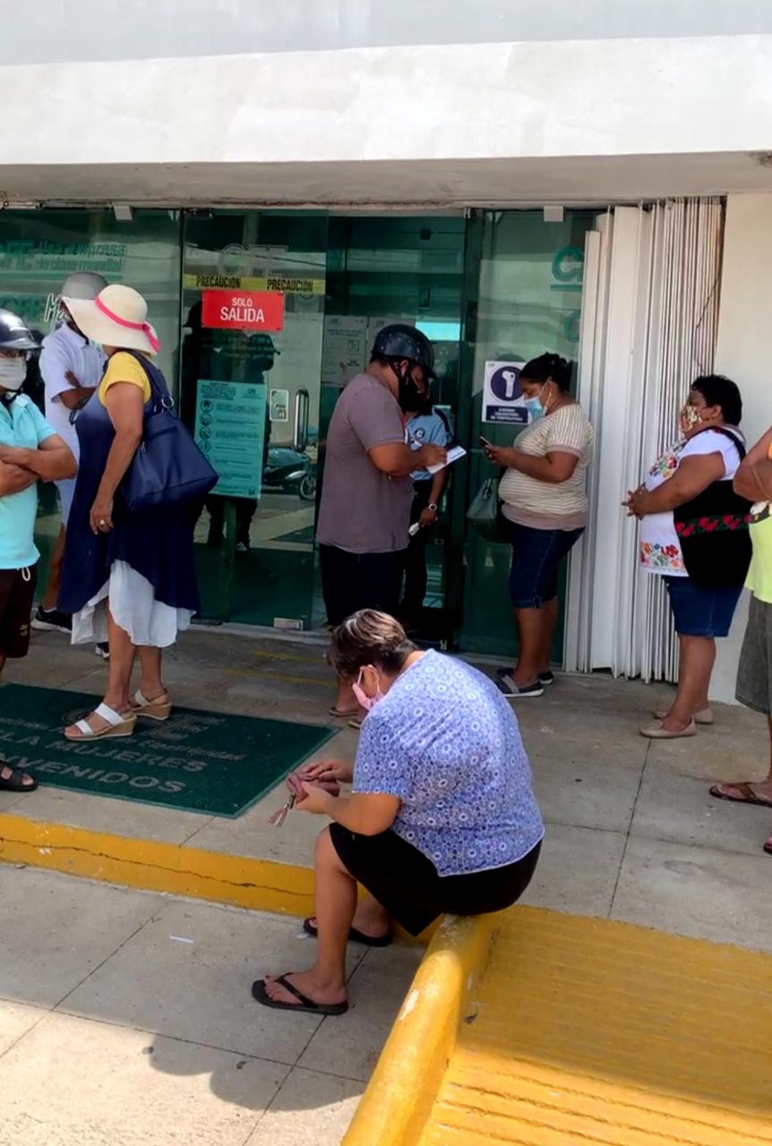 Vecinos exigen a la CFE reconectar la electricidad de la colonia La Gloria de Isla Mujeres