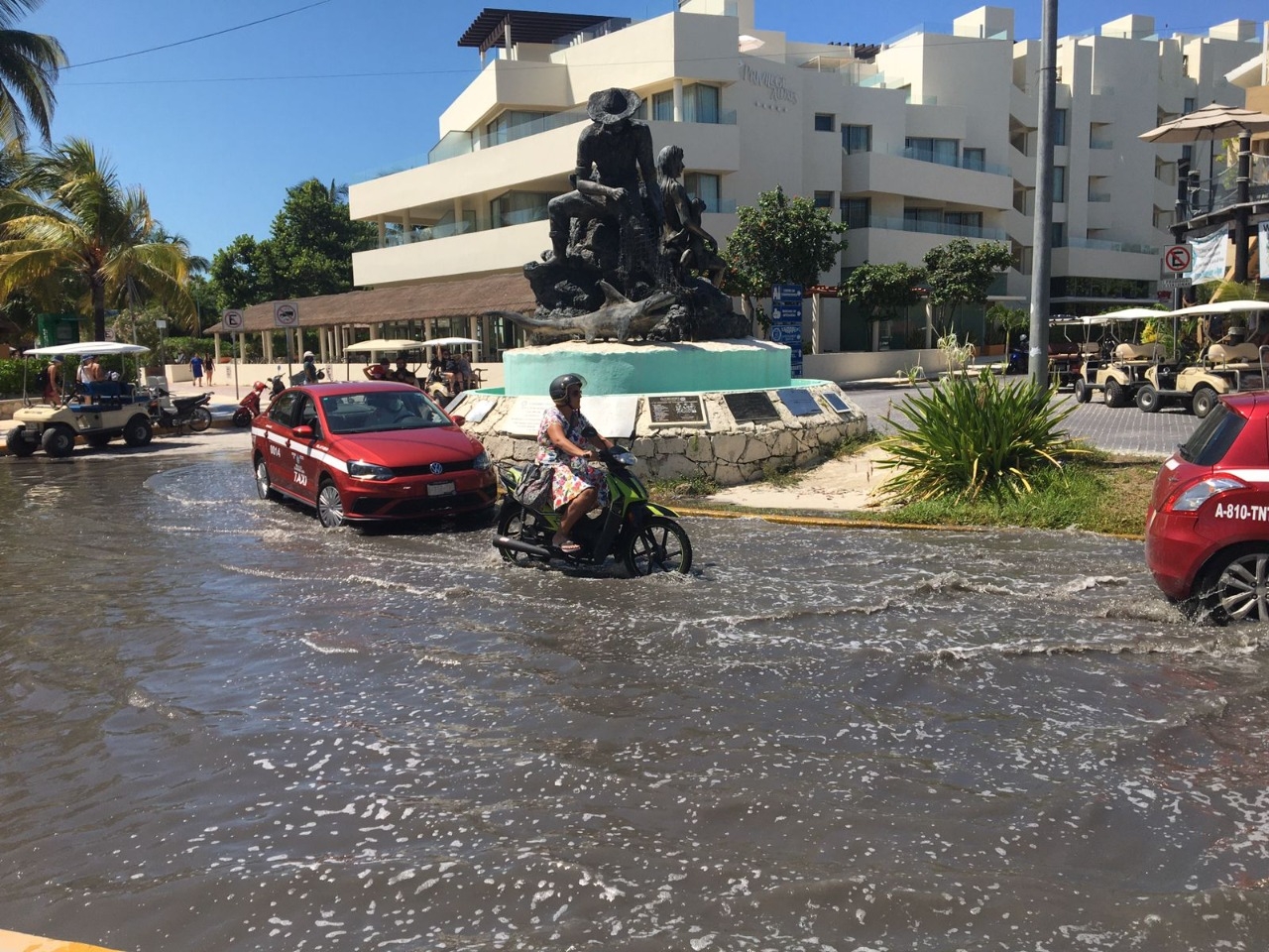 Desbordamiento de aguas negras inunda avenida principal en Isla Mujeres