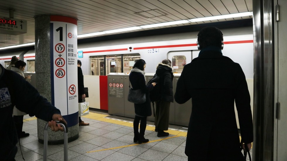 Sujeto apuñala a cuatro pasajeros en un tren de Tokio; hay dos víctimas graves