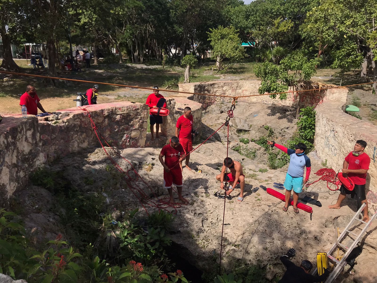 Rescatistas suspenderán búsqueda de hombre que se cayó en un cenote de Cancún