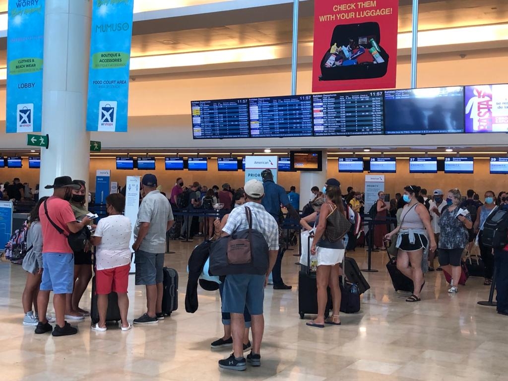 Aeropuerto de Cancún presenta gran número de viajeros este viernes en sus terminales