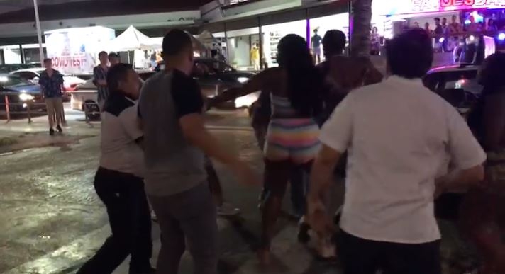 Turista extranjero golpea a un taxista en la Zona Hotelera de Cancún: VIDEO