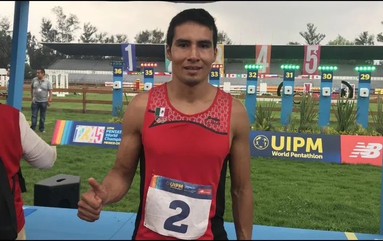 El jalisciense Álvaro Sandoval Aguilar se enfrenta en la segunda faceta del Pentatlón Masculino en el deporte de natación