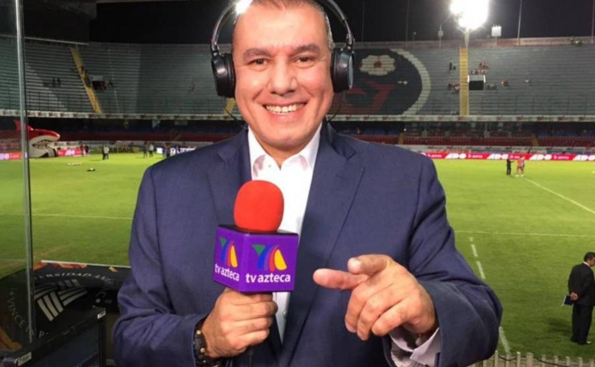 Alburean a narrador de TV Azteca en plena transmisión en el Mazatlán vs Rayados