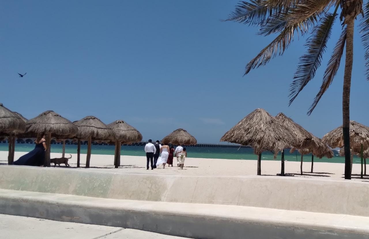 Sesión de fotos en Progreso, Yucatán, causa molestia entre visitantes