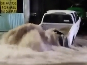 El agua en las calles convertidas el ríos, se desplaza con la fuerza suficiente para arrastrar una camioneta