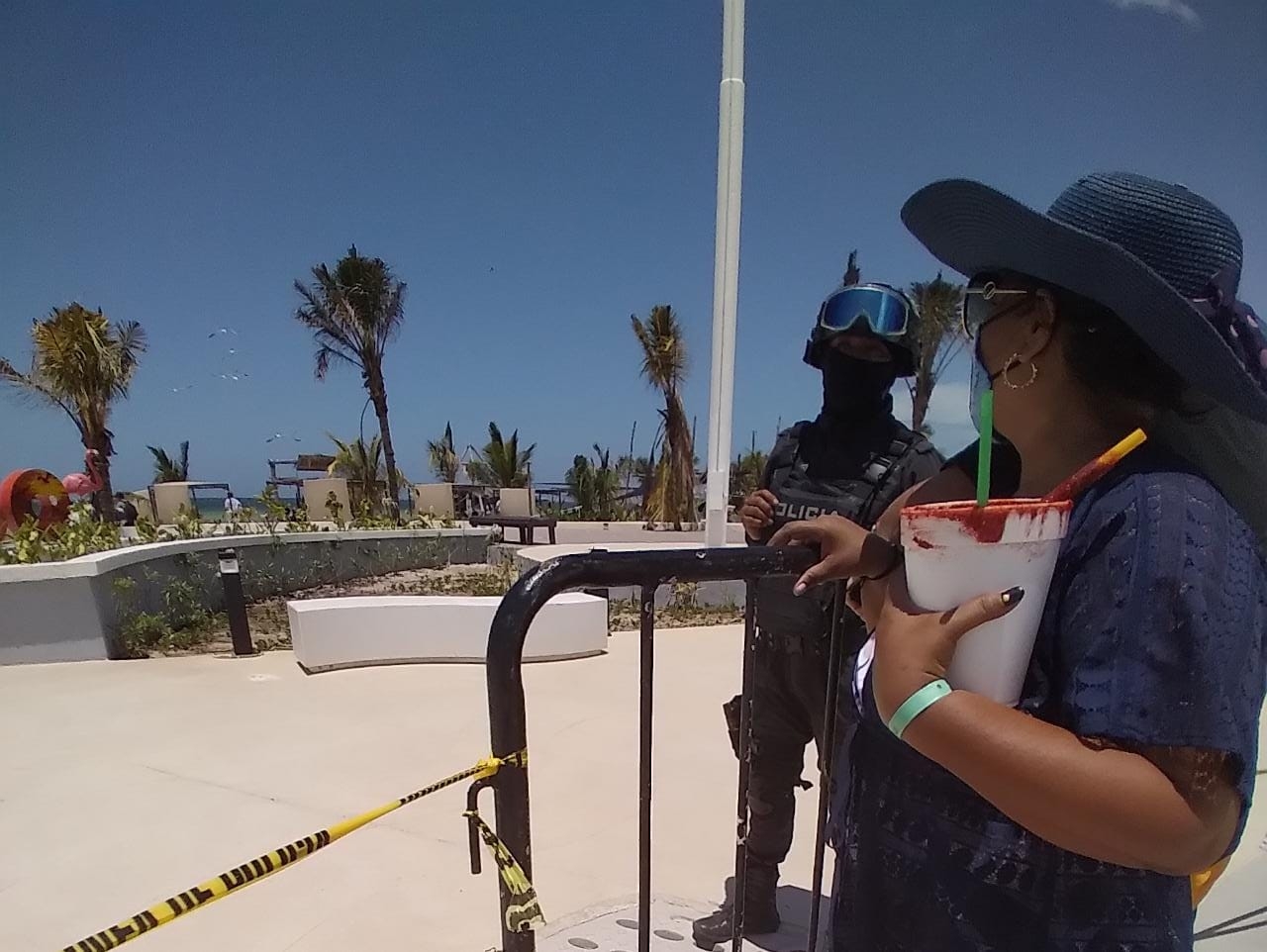 'No podemos tomarnos una simple foto': Turistas agreden a un policía en Progreso, Yucatán